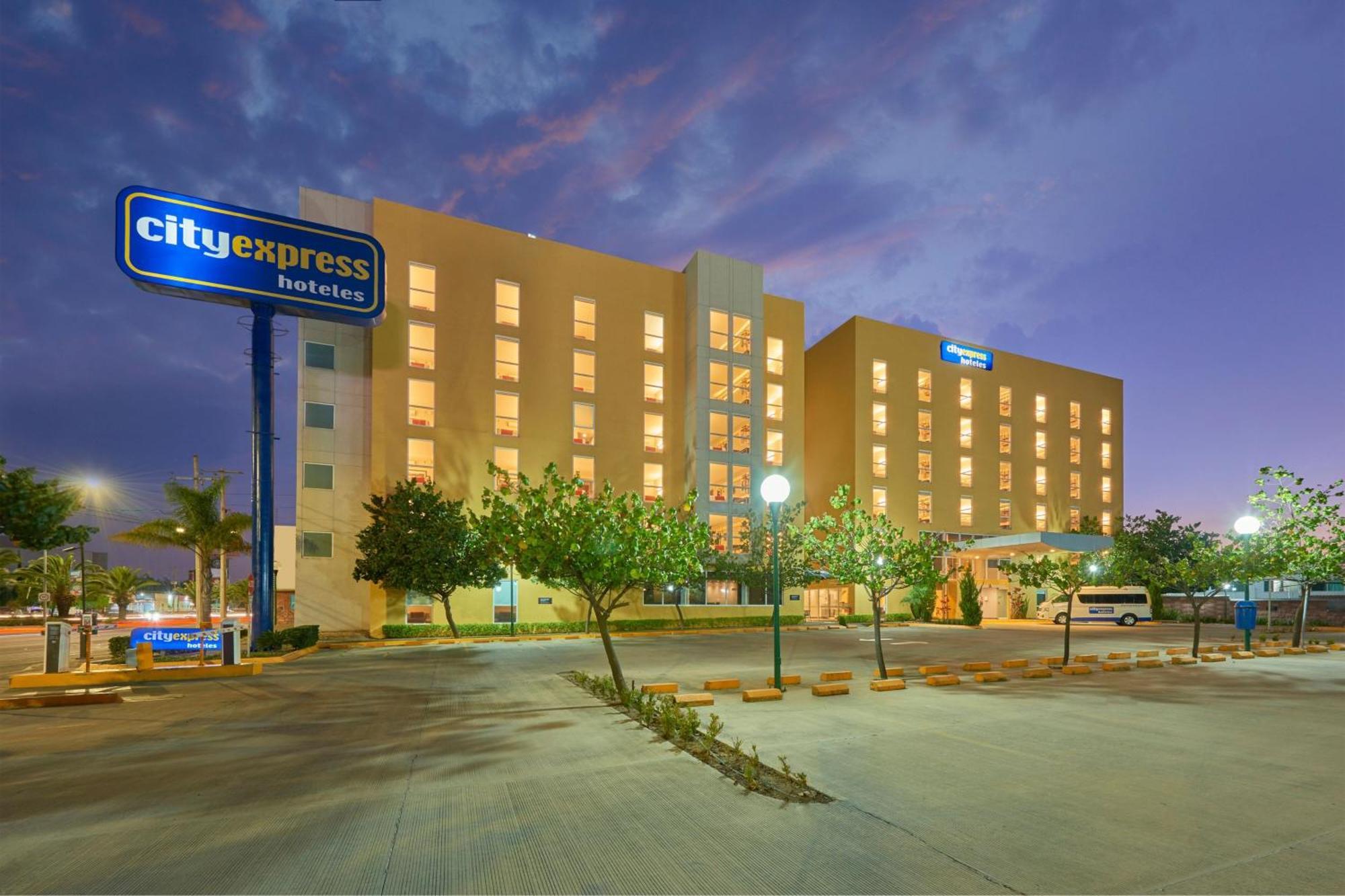 City Express By Marriott Irapuato Norte Экстерьер фото